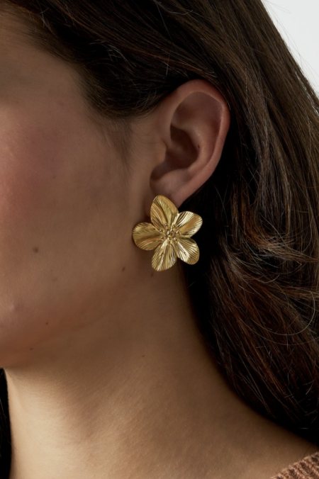 Boucles d’oreilles Alina en acier inoxydable doré, motif fleur texturé, finition brillante.