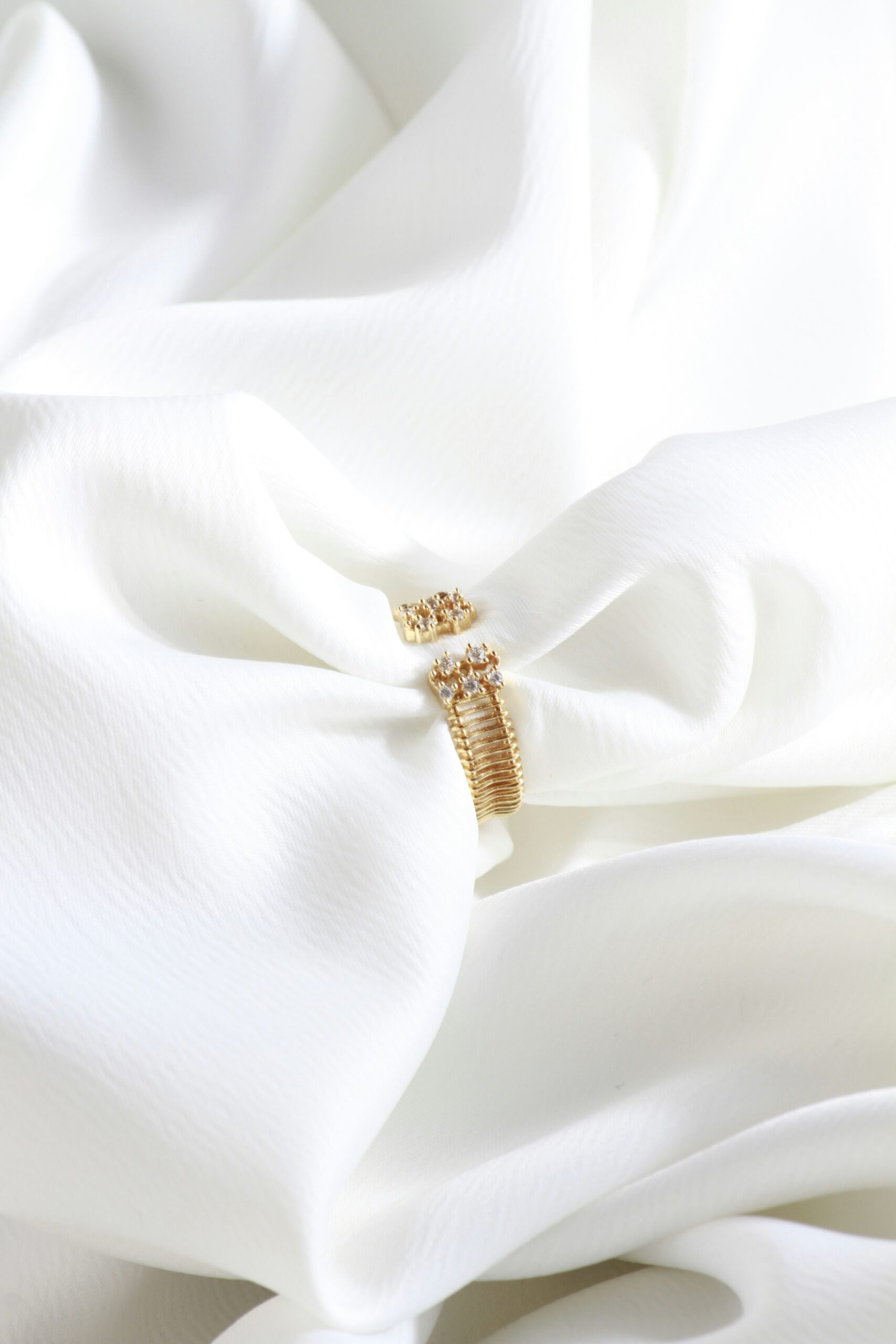 Bagues femme élégantes en acier inoxydable et matières raffinées, designs modernes et intemporels.