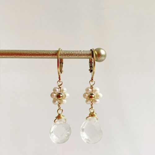 Boucles d’oreilles pour femme au design élégant, bijoux en acier inoxydable et matières raffinées.