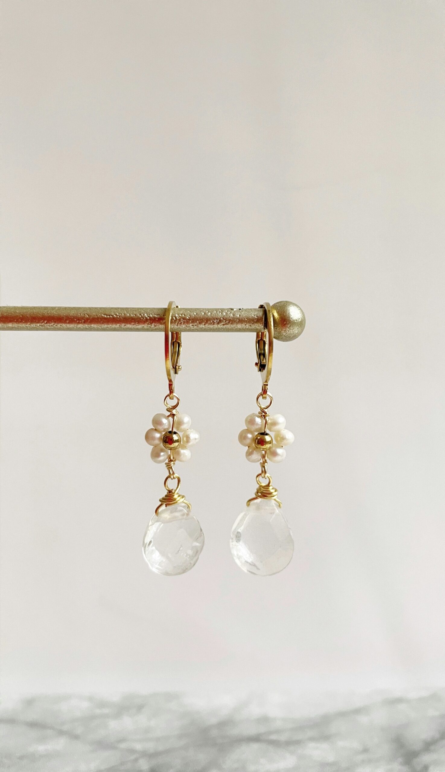 Boucles d’oreilles pour femme au design élégant, bijoux en acier inoxydable et matières raffinées.