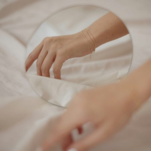 Bracelets pour femme au design élégant, bijoux en acier inoxydable et matières raffinées.