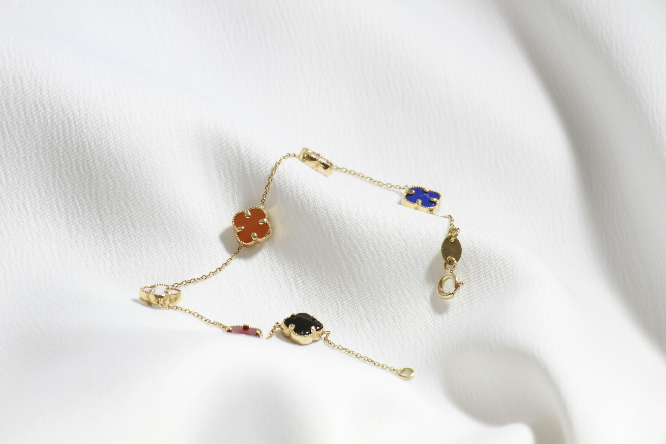 Bracelets fins pour femme, bijoux délicats et élégants en acier inoxydable et matières raffinées.