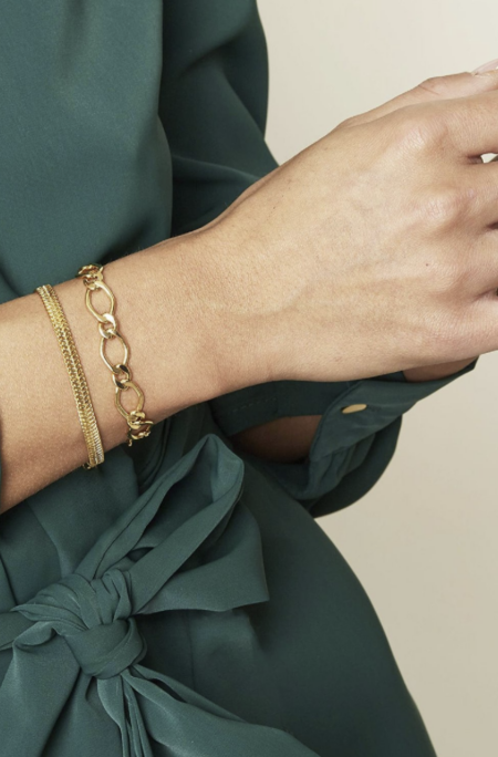 Bracelet doré à maille fine Tendresse, au design minimaliste et élégant, porté seul ou en accumulation.