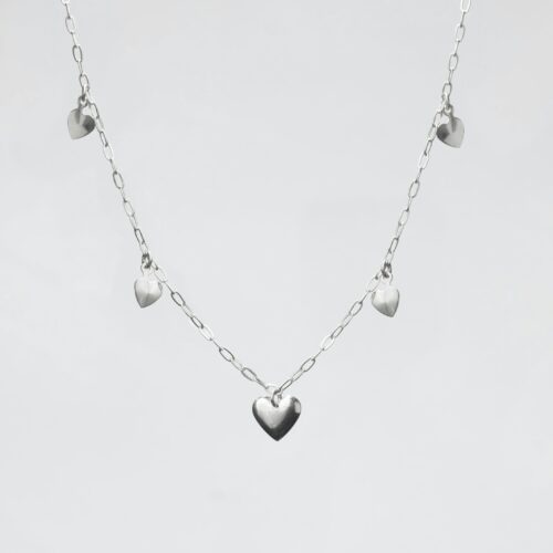 Colliers pour femme au design élégant, bijoux en acier inoxydable et matières raffinées.