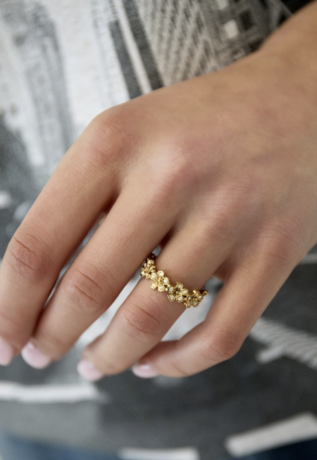 Bague dorée ajustable à motif fleurs, ornée de cristaux brillants, en acier inoxydable.