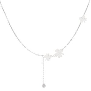 Collier argenté Lucky avec trèfles délicats porté autour du cou
