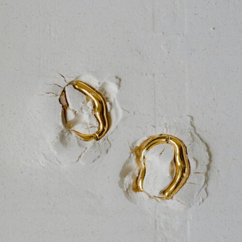 Sélection de bijoux présentés par matière, mettant en valeur les différentes textures, reflets et finitions des métaux et pierres.