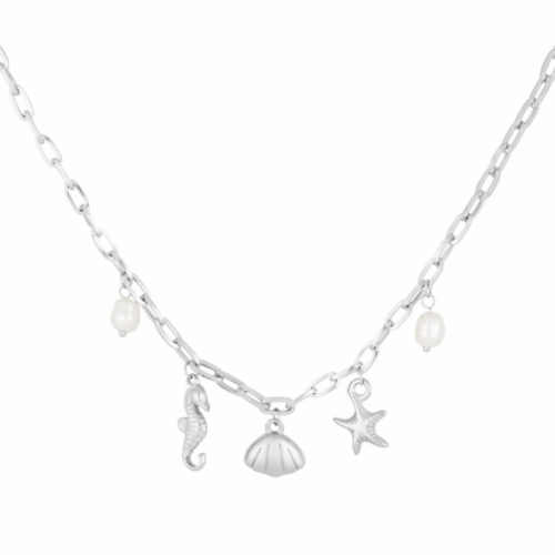 Collier argenté en acier inoxydable avec charms marins et perles blanches, porté autour du cou sur fond clair.