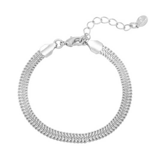 Bracelet argenté à maille fine Tendresse, au design minimaliste et élégant, porté seul ou en accumulation.