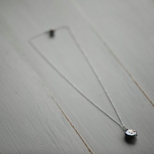 Bijoux en acier inoxydable doré, résistants à l’eau et au temps, au design élégant et intemporel.