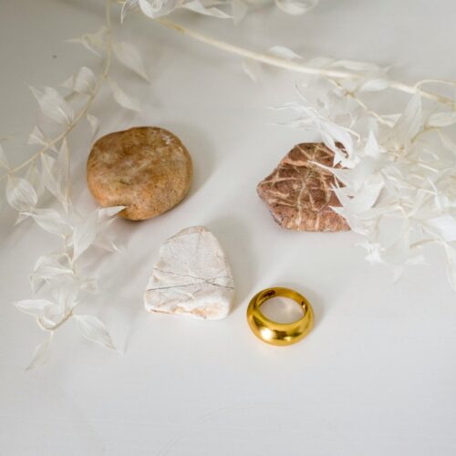 Nouveautés bijoux femme, nouvelles créations élégantes en acier inoxydable et matières raffinées.