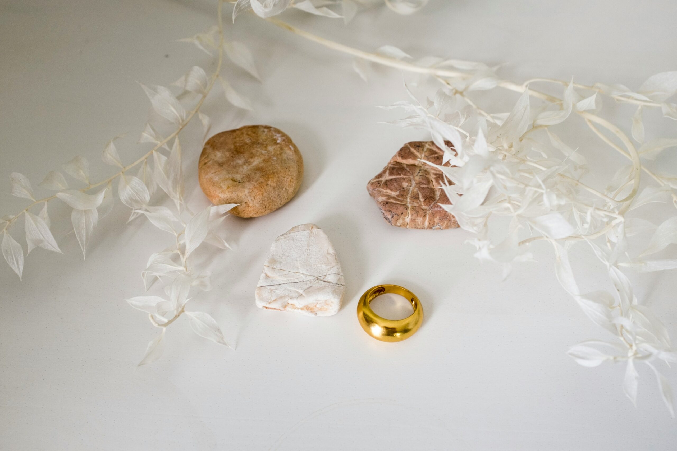 Nouveautés bijoux femme, nouvelles créations élégantes en acier inoxydable et matières raffinées.