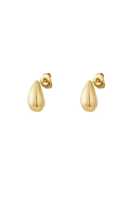 Boucle d’oreille Pear en acier inoxydable plaqué or 14 carats portée, design goutte minimaliste femme