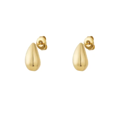 Boucle d’oreille Pear en acier inoxydable plaqué or 14 carats portée, design goutte minimaliste femme